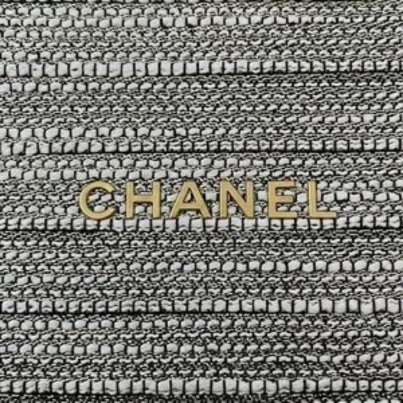 Chanel 2022 Limited Edition tweed crossbody bag, with Stay Polished Holiday Set - Picture 6 of 10